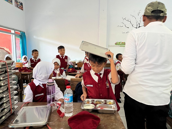 HARAPAN MASA DEPAN: Siswa SDN Patereman 1, Kecamatan Modung, menerima MBG, Senin (6/1). (ZEINAL ABIDIN/JPRM)