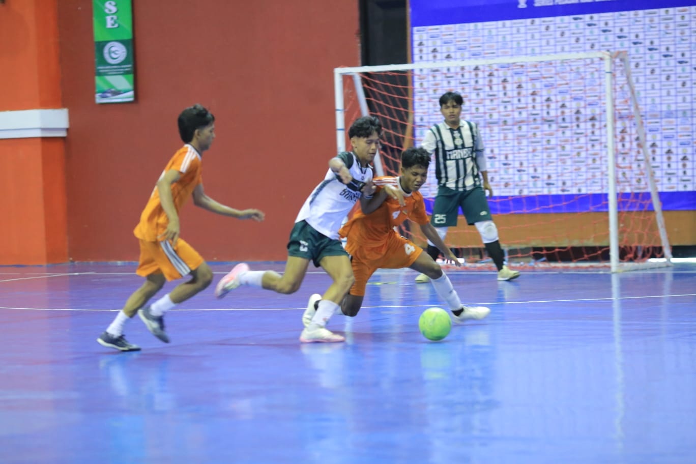 BERSAING: Dua tim futsal saat merebut bola di Liga Pelajar di Gedung Olahraga (GOR) Sultan Abdul Kadirun Bangkalan, Sabtu (1/2). (ALRI INDRA LAKSANA UNTUK JPRM)