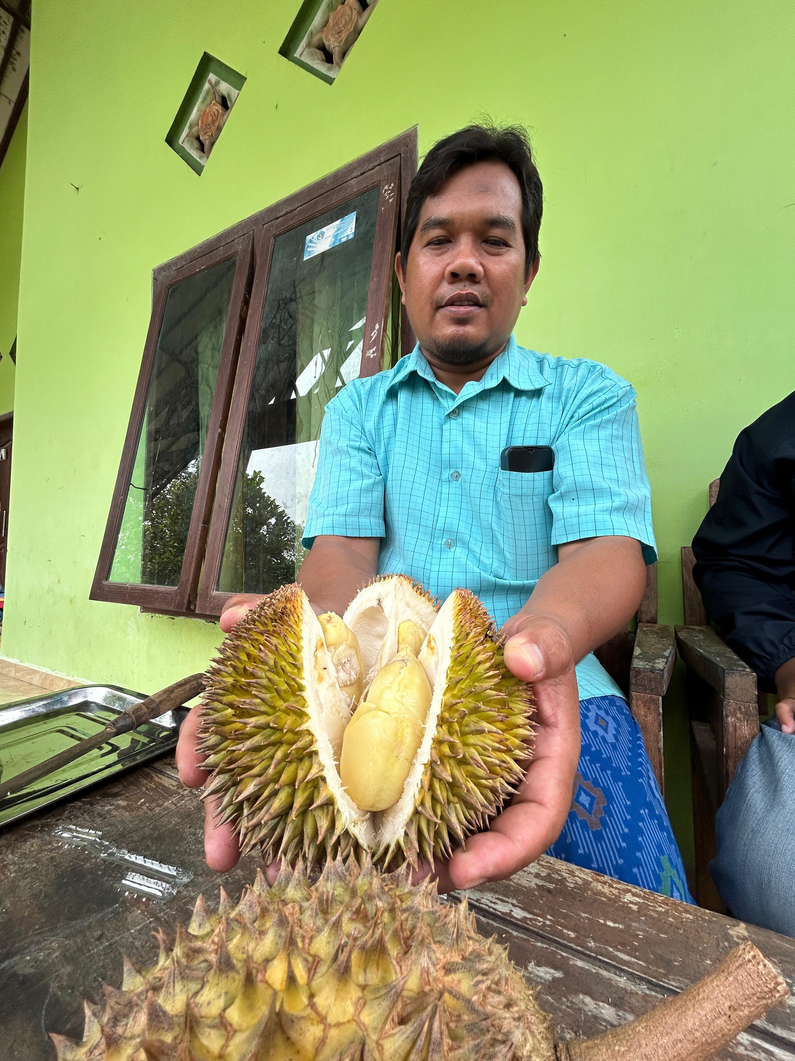 BERKUALITAS: Rusydi menunjukkan buah durian lokal hasil dari kebun miliknya, Jumat (24/1). (VIVIN AGUSTIN HARTONO/JPRM)