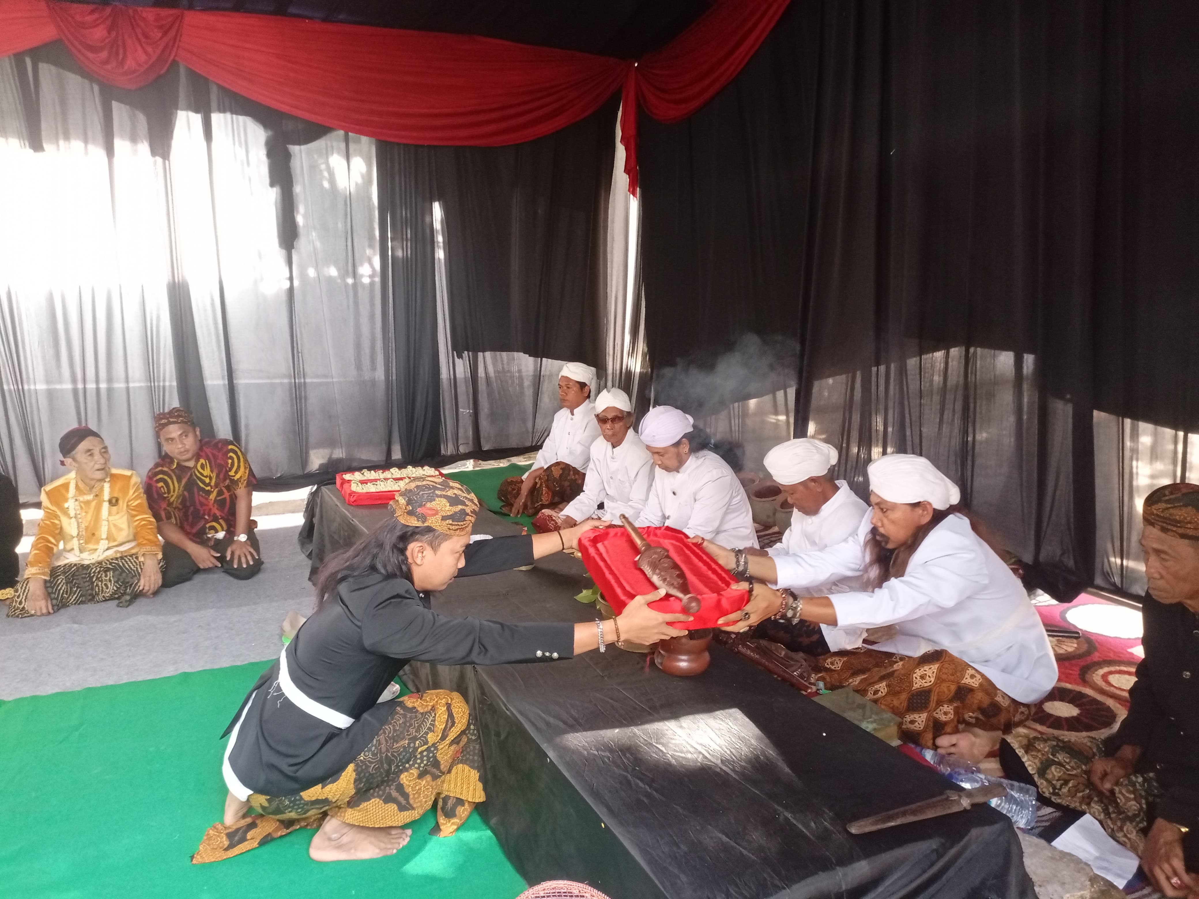BUDAYA: Pelaksanaan jamasan keris di Desa Aeng Tongtong, Kecamatan Saronggi, pada 2024. (MOH. LATIF/JPRM)  &nbsp;