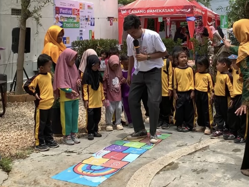 MENGHIBUR: Panitia mencontohkan permainan tradisional di Kafe Manifesco, Desa Jalmak, Kecamatan Pamekasan, Sabtu (22/2). (HABIB UNTUK JPRM)