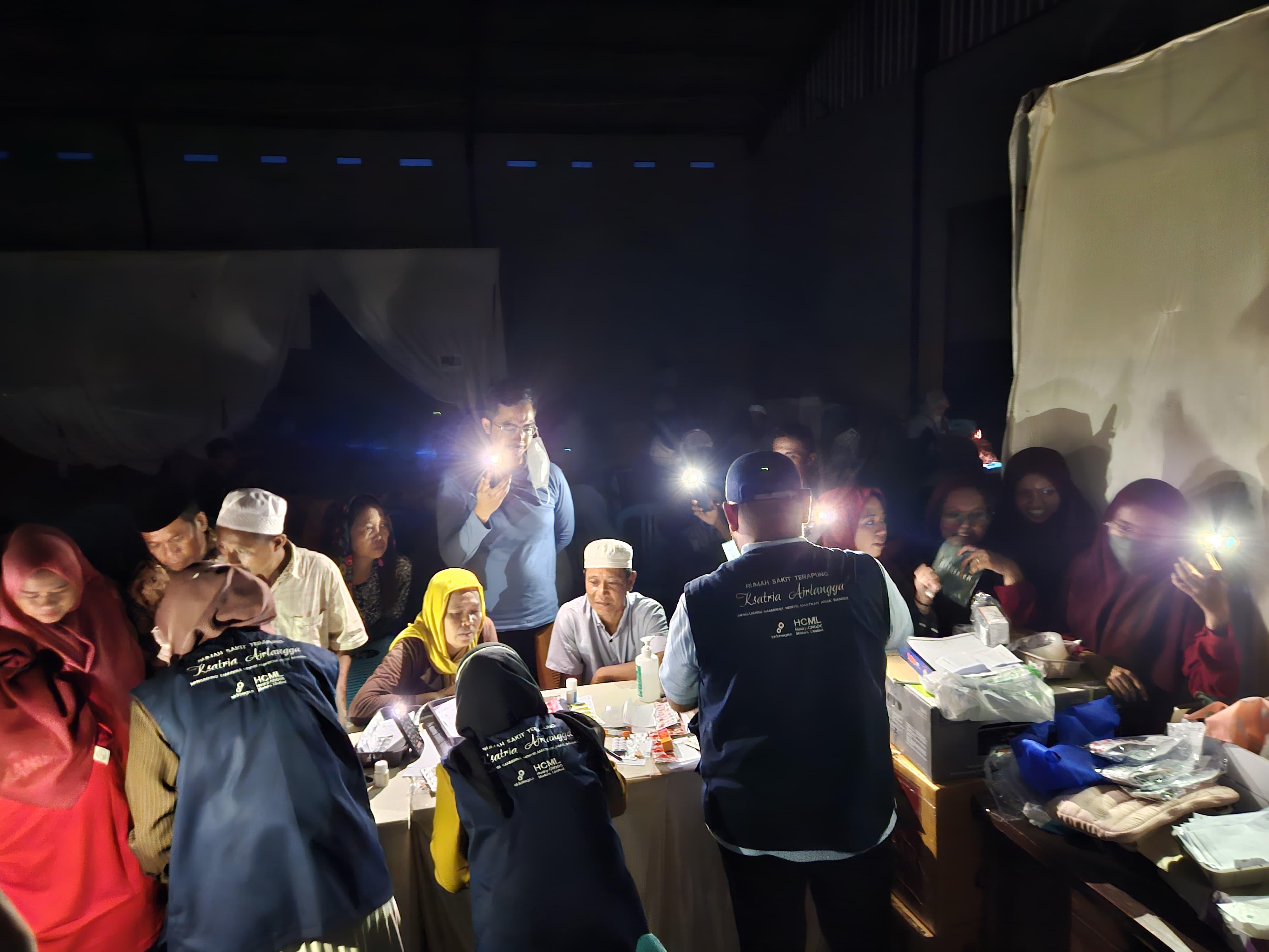 LISTRIK PADAM: Pelayanan kesehatan gratis kepada masyarakat Desa Pulau Mandangin, Sampang terus dilakukan hingga malam hari pada Kamis (20/2/2025)