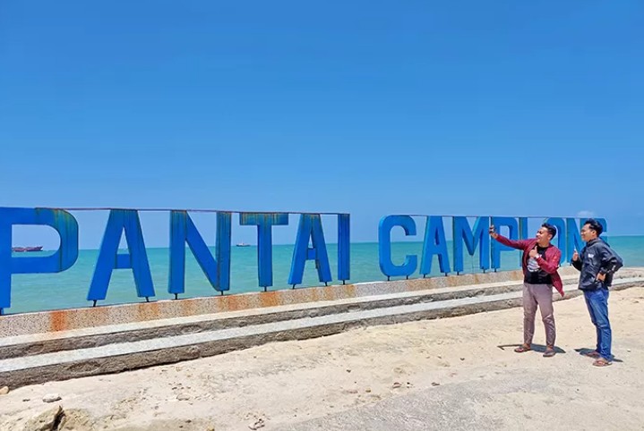 DIKELOLA PEMERINTAH: Pengunjung menikmati keindahan Pantai Camplong, Sampang. (MOH. IQBAL AFGANI/JPRM)