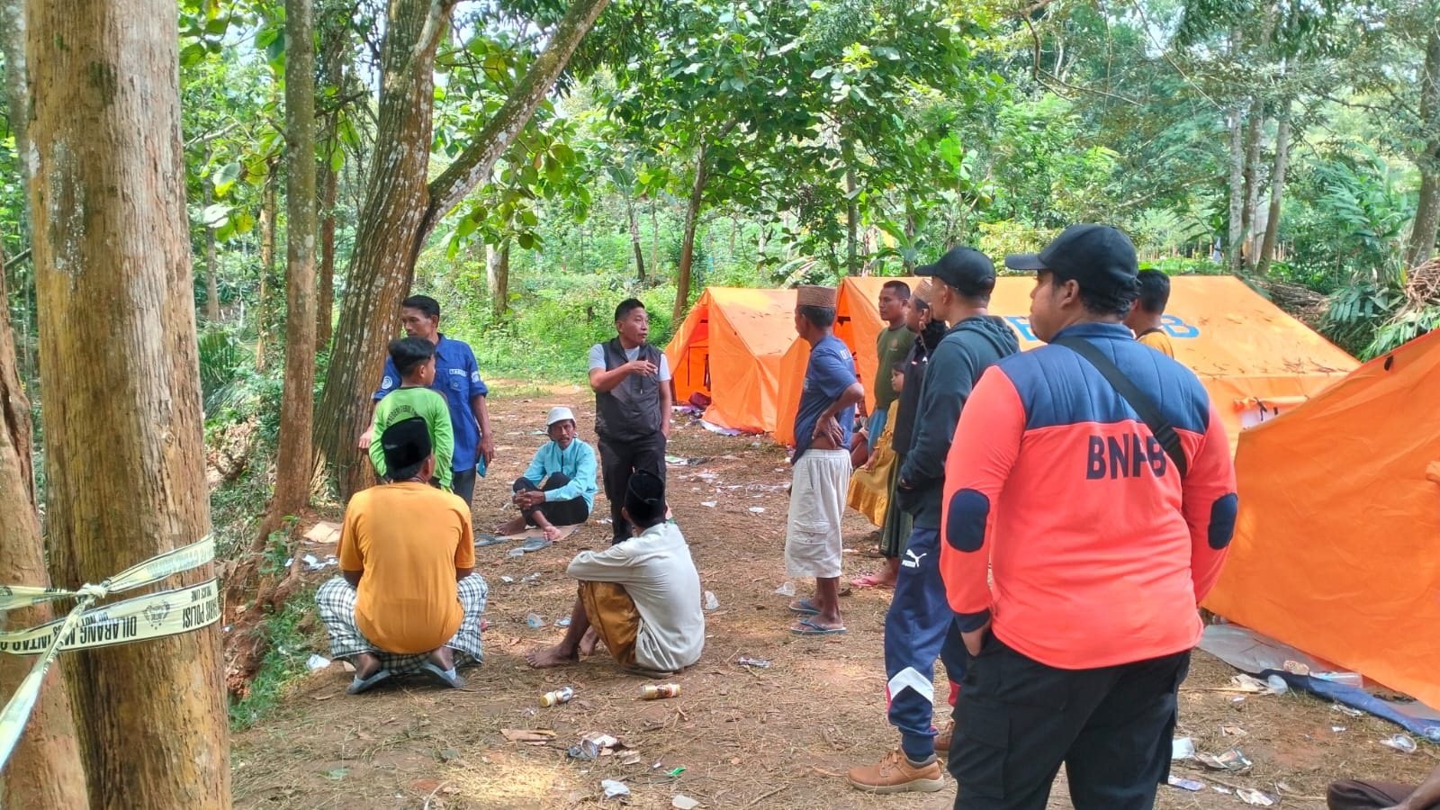 PENYISIRAN: Tim gabungan dan warga saat mencari Juriyah di Desa Tebul Timur, Kecamatan Pagantenan, Pamekasan, Minggu (23/2). (BPBD UNTUK JPRM)