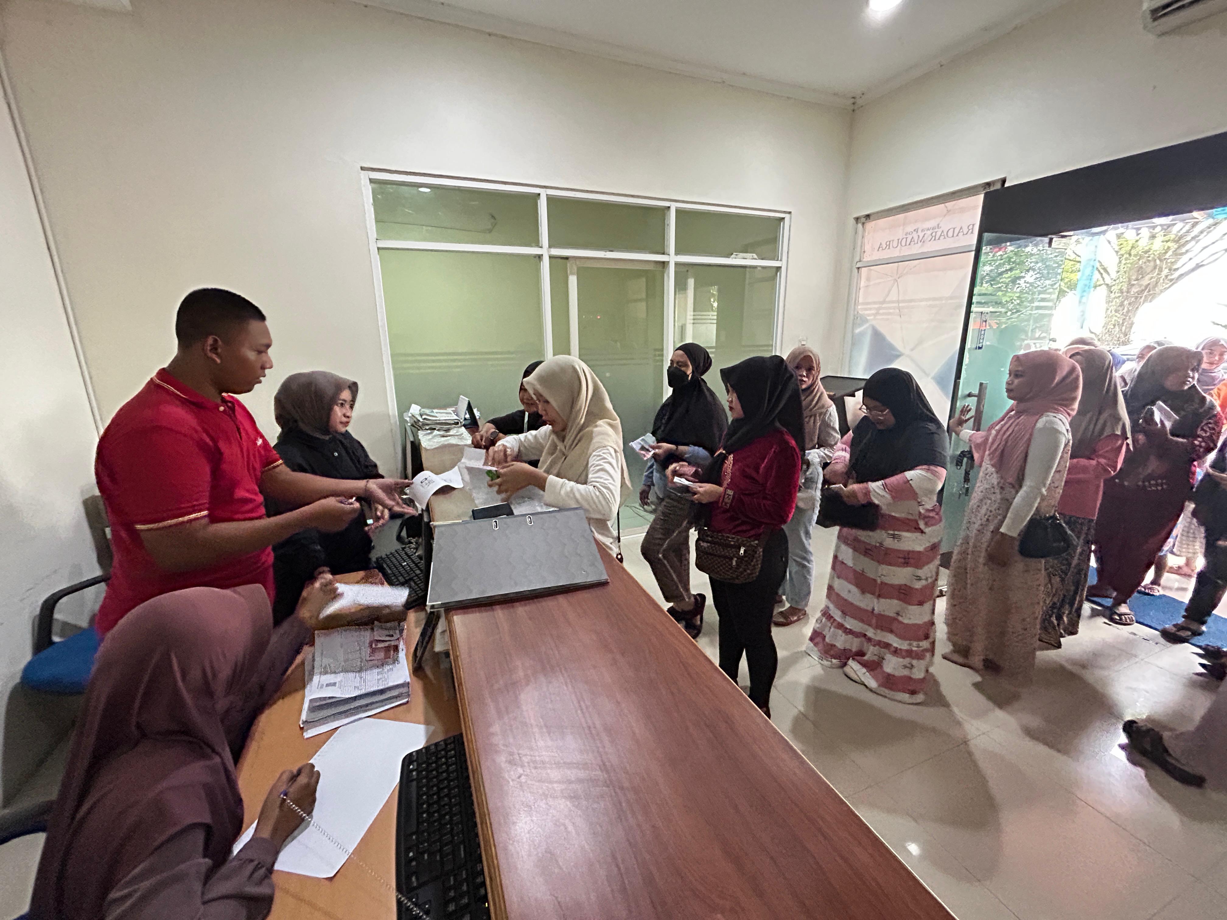ANTUSIAS: Ratusan pelaku UMKM mendaftar bazar takjil ke kantor JPRM di Jalan Soekarno-Hatta, Desa Bilaporah, Kecamatan Socah, Bangkalan, Senin (24/2). (VIVIN AGUSTIN HARTONO/JPRM)