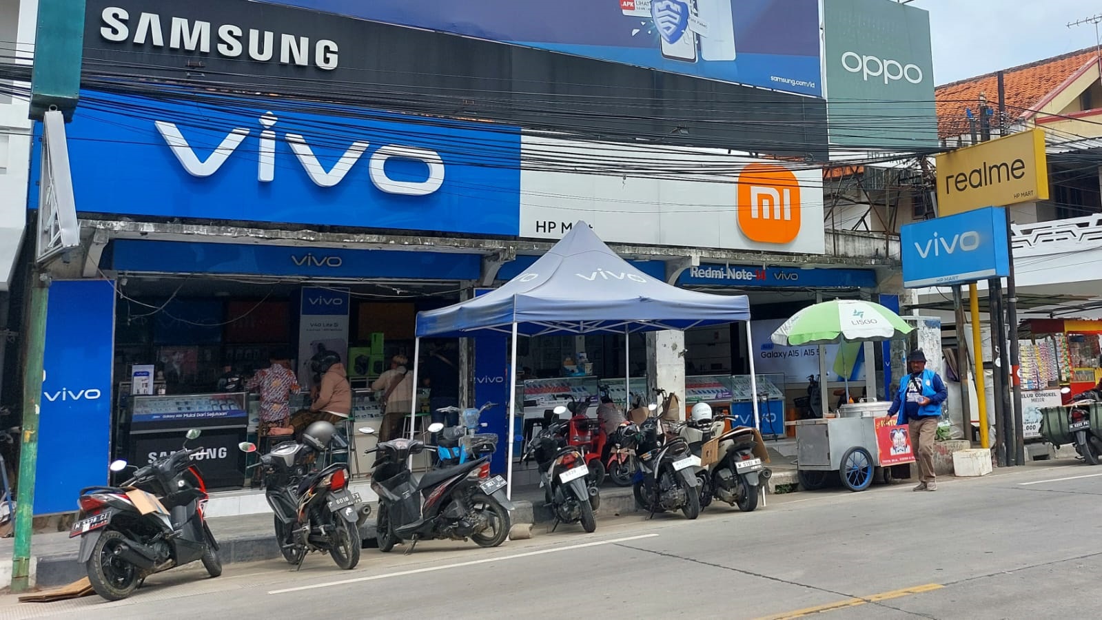 LENGANG: Juru parkir berjaga di Jalan Trunojoyo, Kota Sampang, Senin (17/2). (JUNAIDI PONDIYANTO/JPRM)