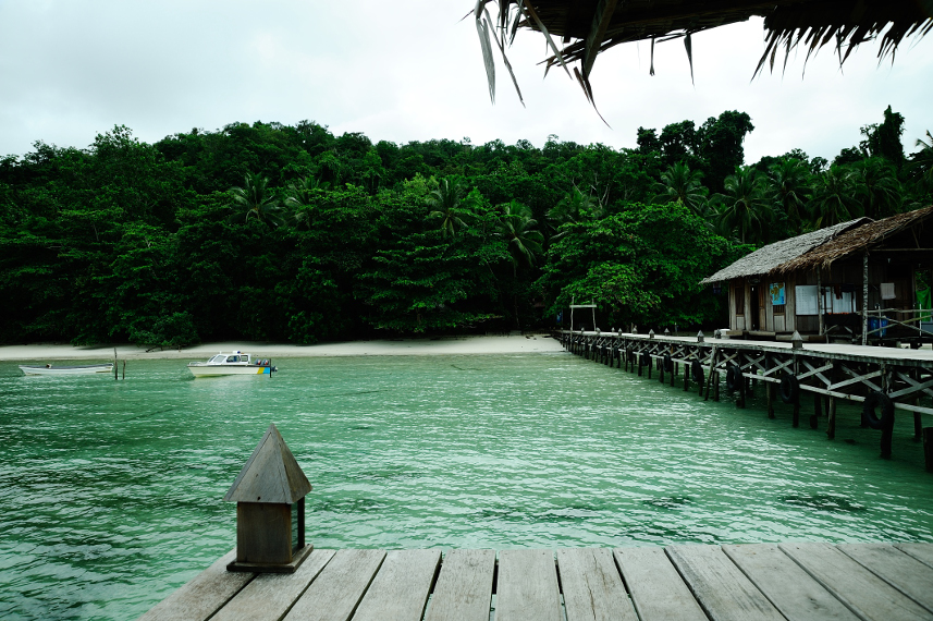 salah satu sudut keindahan wisata pantai waiwo di raja ampat
