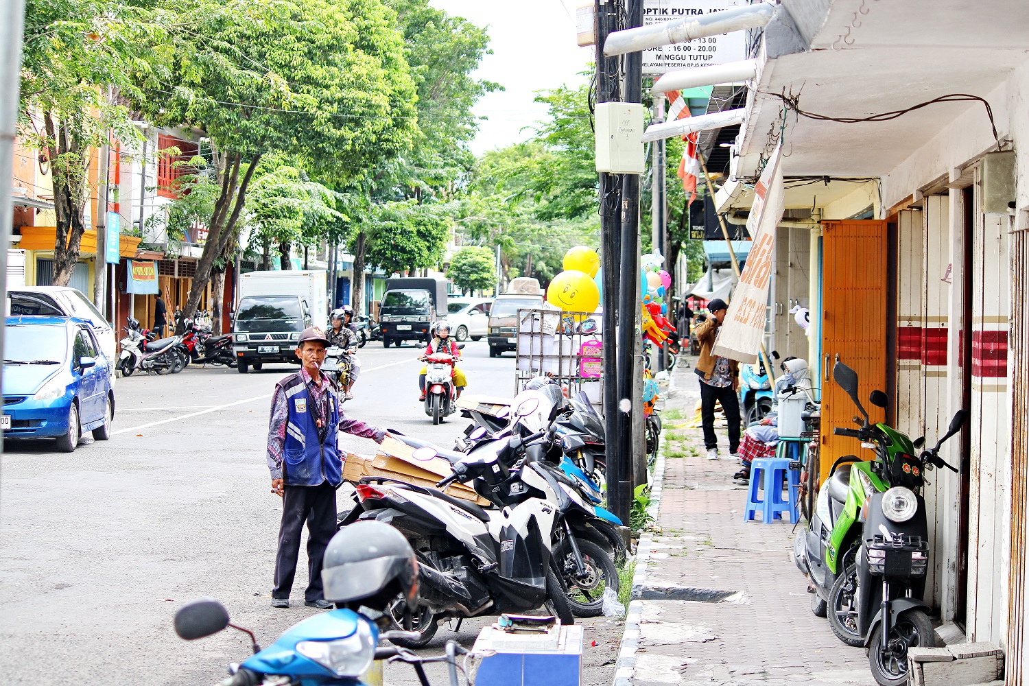 TAK PATUH: Jukir di Jalan Panglima Sudirman, Bangkalan, memarkir kendaraan di sisi barat kemarin. (VIVIN AGUSTIN HARTONO/JPRM)