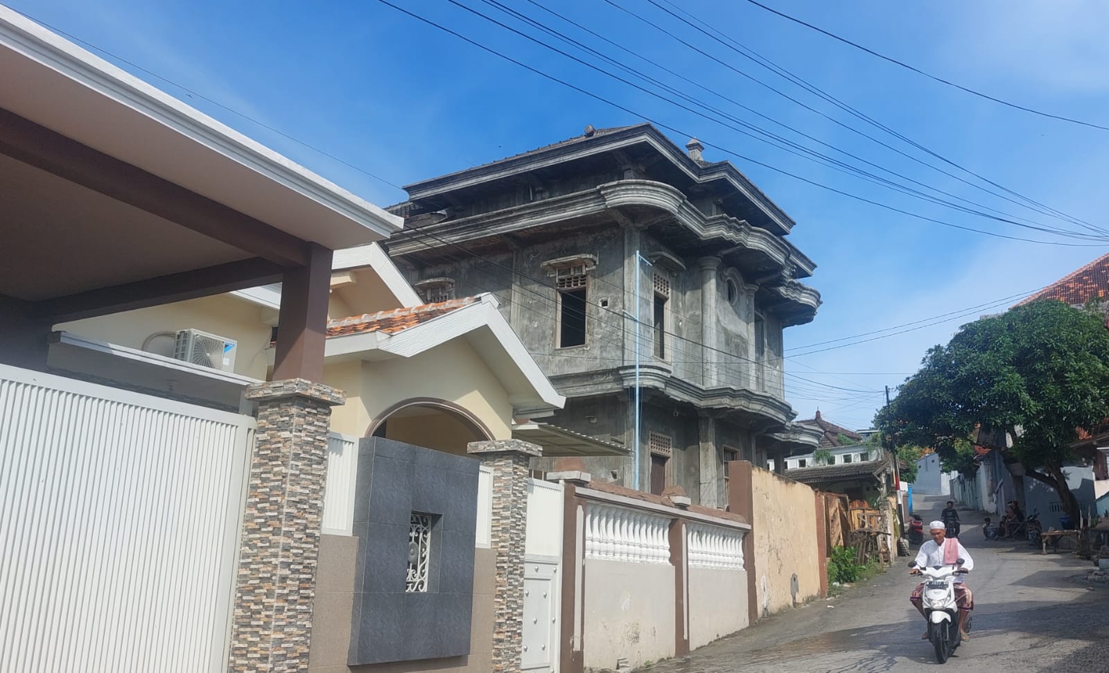 OBJEK PAJAK: Warga berada di permukiman warga di Kelurahan Rongtengah, Kecamatan Sampang, Minggu (9/2). (JUNAIDI PONDIYANTO/JPRM)