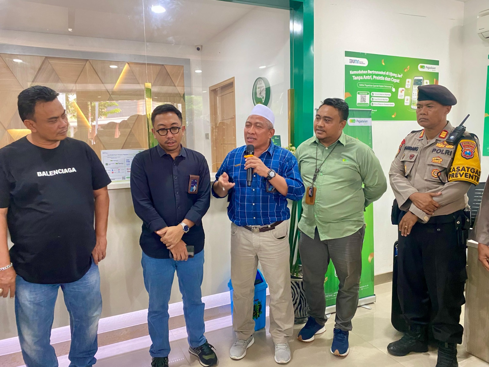 TEMUI NASABAH: Deputi Bisnis Pegadaian Area Pamekasan Nurhayanto (pegang mik) memberikan penjelasan di hadapan nasabah, Kamis (20/2). (MOH. IQBAL AFGANI/JPRM)