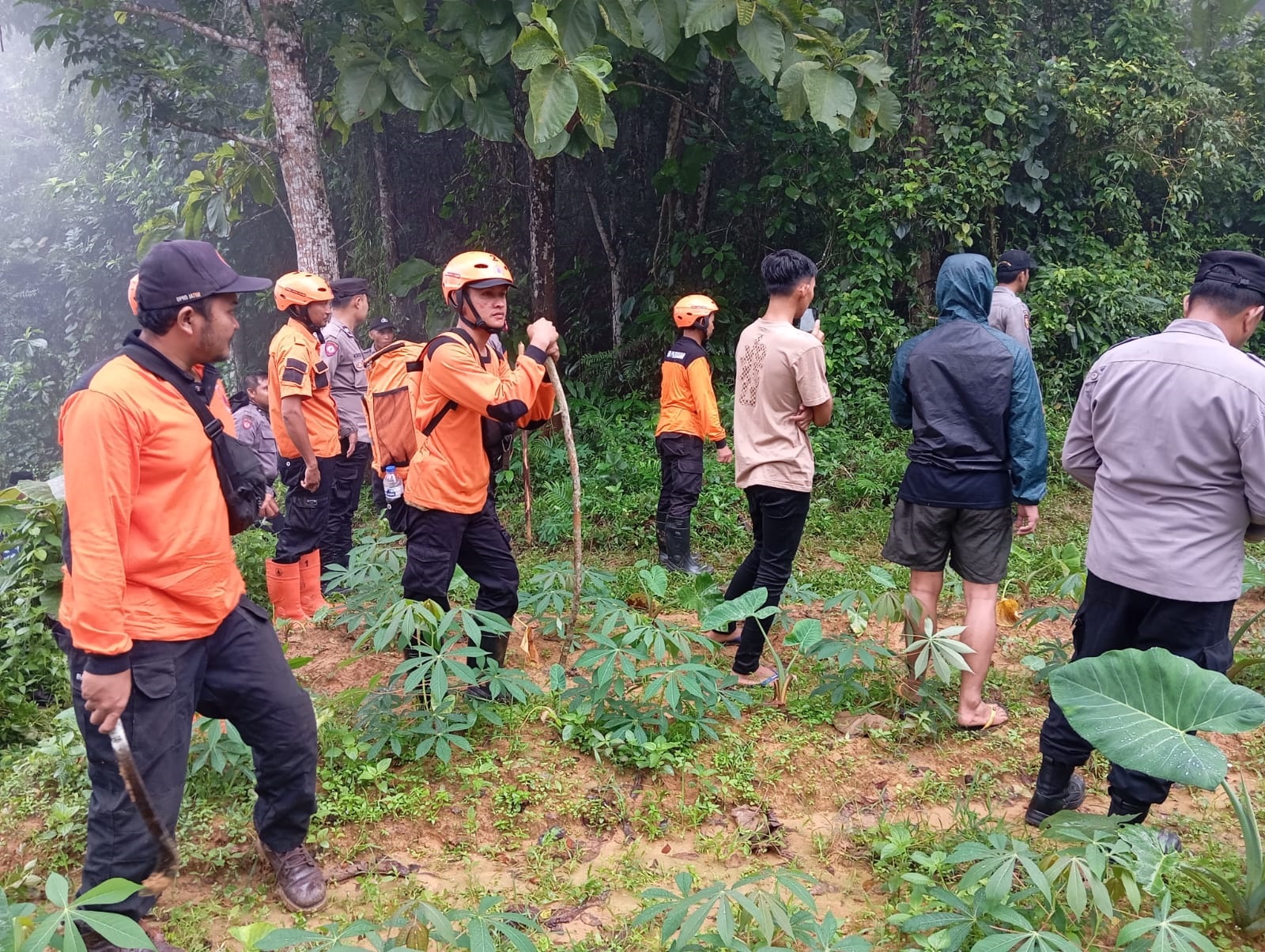 MENYISIR: Tim gabungan dan warga mencari Juriyah di alas Desa Tebul Timur, Kecamatan Pegantenan, Pamekasan, Selasa (24/2). (BPBD UNTUK JPRM)