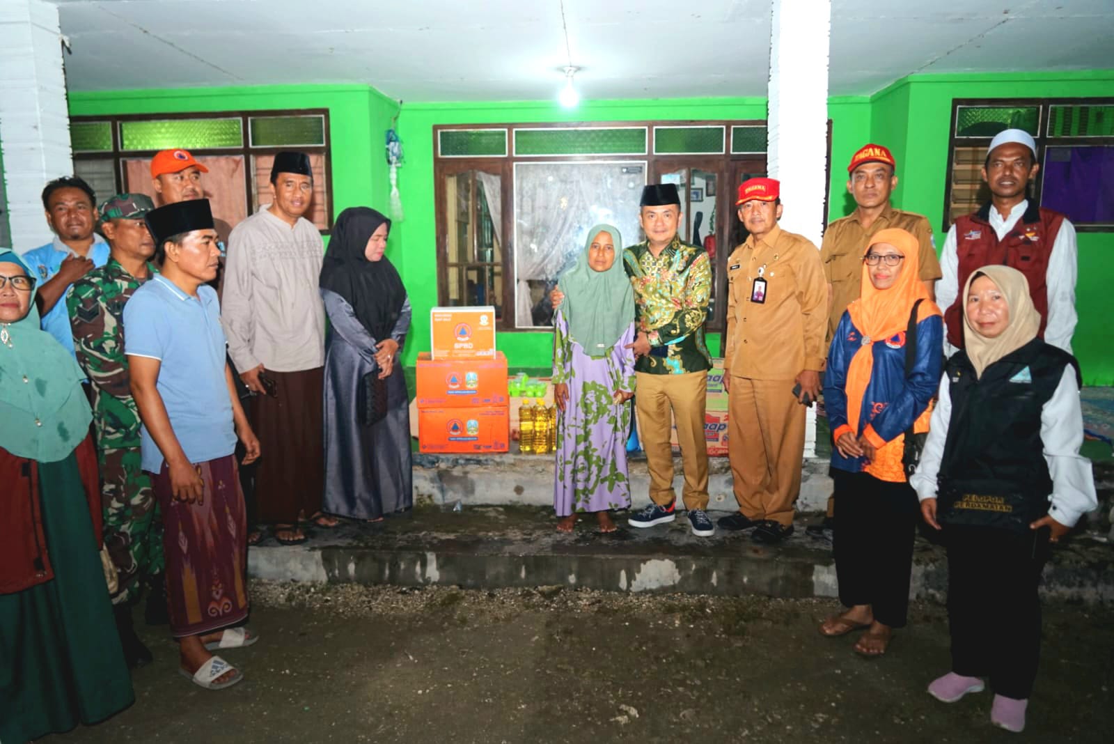 TURUT BERDUKA: Wabup Bangkalan Moch. Fauzan Ja&rsquo;far merangkul keluarga korban nelayan yang terseret arus di Desa Batah Timur, Kecamatan Kwanyar, pada Selasa (25/2) malam. (PROKOPIM UNTUK JPRM)