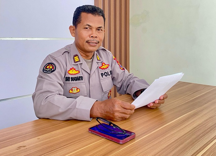 BERI PENJELASAN: Kasihumas Polres Pamekasan AKP Sri Sugiarto saat ditemui di ruang kerjanya, Senin (17/2). (MOH. IQBAL AFGANI/JPRM)