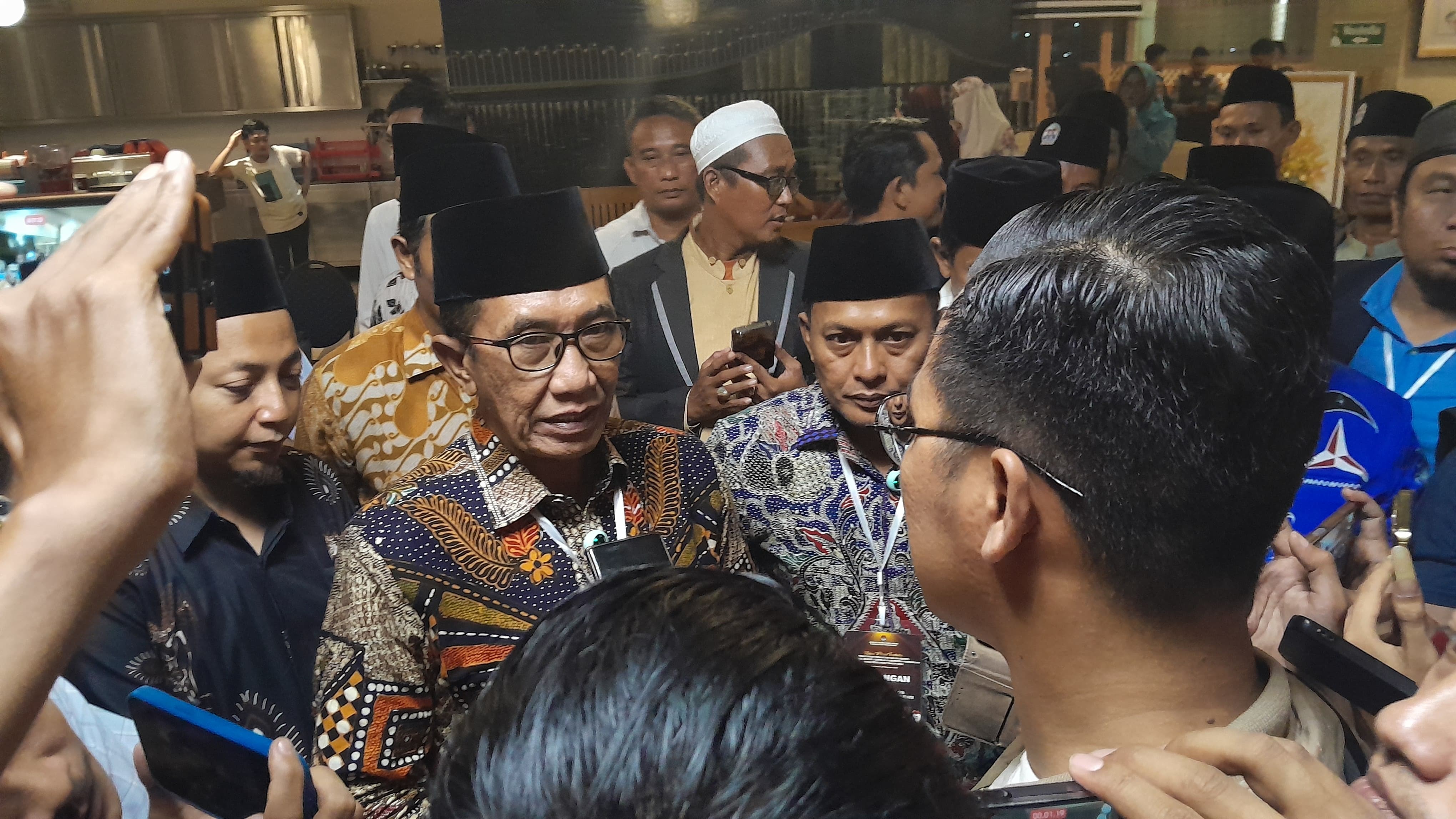 DITETAPKAN KPU: Bupati dan wakil bupati Pamekasan terpilih Kholilurrahman-Sukriyanto menemui wartawan setelah mengikuti sidang pleno KPU di Hotel Odaita Pamekasan, Rabu (26/2) malam. (KHOLIL /JPRM)