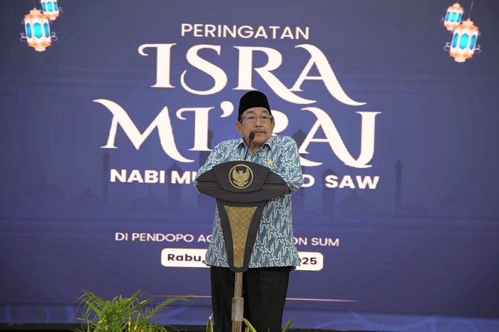 BERWIBAWA: Wabup KH. Imam Hasyim menyampaikan sambutan dalam acara peringatan Isra Mikraj 1446 Hijriah di Pendopo Keraton Sumenep, Rabu (26/2). (PROKOPIM SUMENEP UNTUK JPRM)
