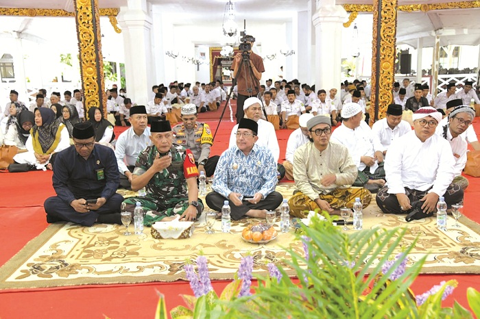 BERSINERGI:&nbsp;Wabup KH. Imam Hasyim (pakai batik) bersama jajaran forkopimda saat menghadiri acara peringatan Isra Mikraj 1446 Hijriah di Pendopo Keraton Sumenep, Rabu (26/2).