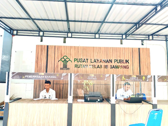 ABDI NEGARA: Petuga Rutan Kelas II-B Sampang tengah berada di ruang pelayanan kantornya, Selasa (25/2). (UBAIDILLAHIR RAIE/JPRM)