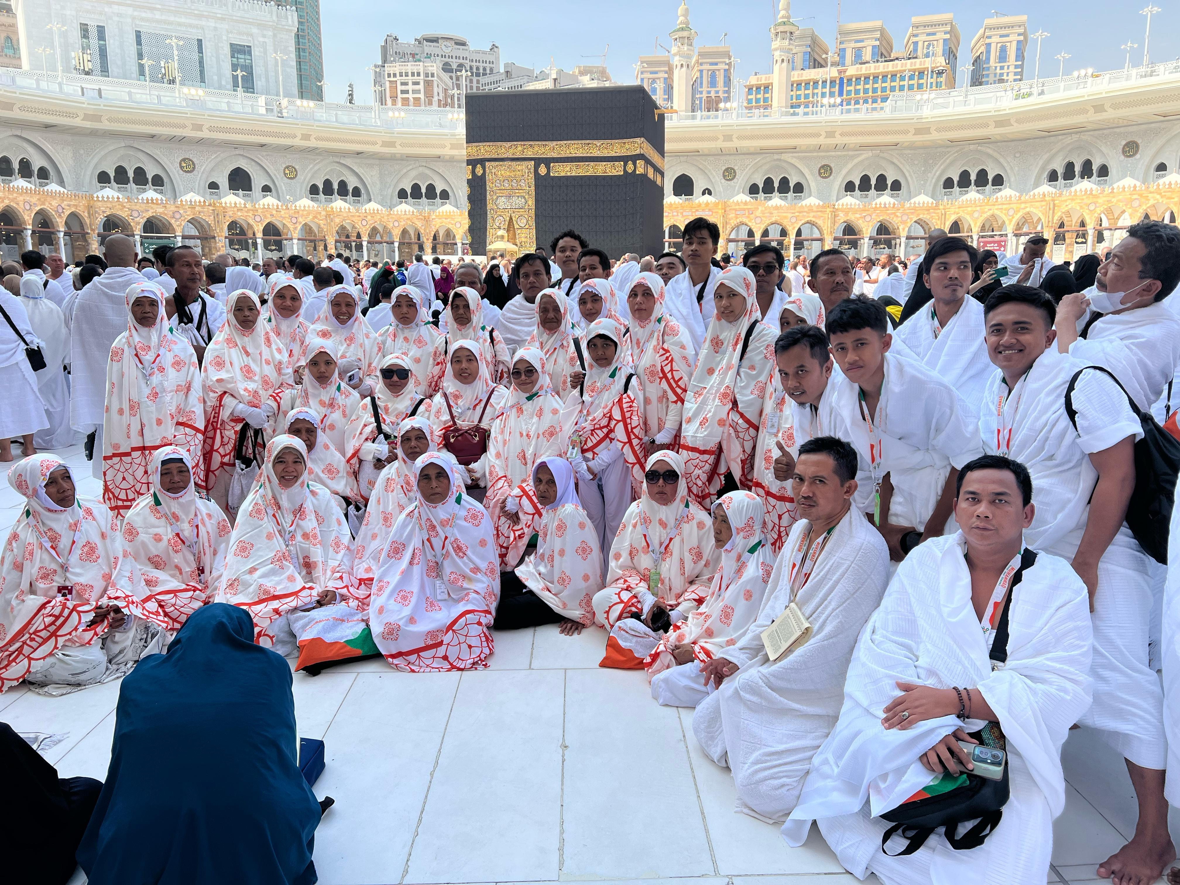 SEMRINGAH: Karyawan JPRM beserta jemaah PT Muhammad Tour and Travel berfoto bersama di Masjidilharam, Makkah, Arab Saudi. (PT MOHAMMAD TOUR AND TRAVEL UNTUK JPRM)