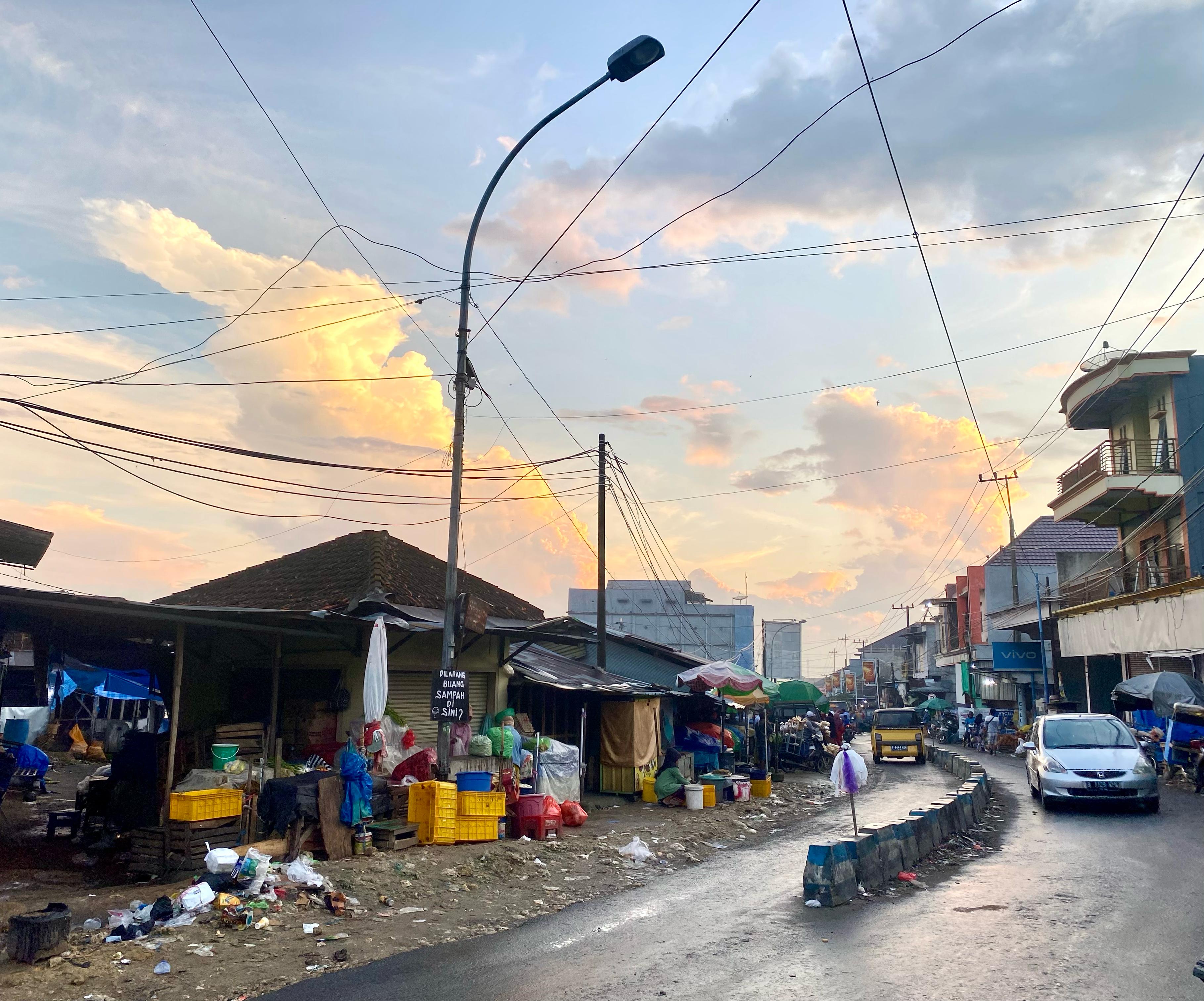 BUTUH PERAWATAN: Pengendara melewati median jalan Pasar Waru kemarin. (MOH. IQBAL AFGANI/JPRM)