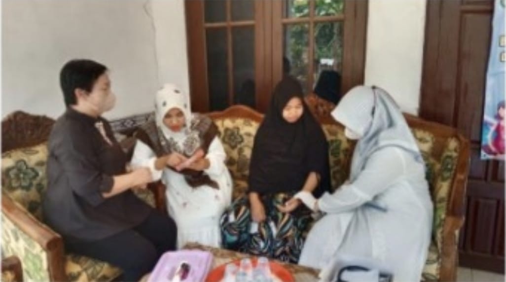 MELAYANI: Petugas kesehatan saat melakukan pemeriksaan terhadap ibu hamil di Kecamatan Gapura. (PUSKESMAS GAPURA UNTUK JPRM)