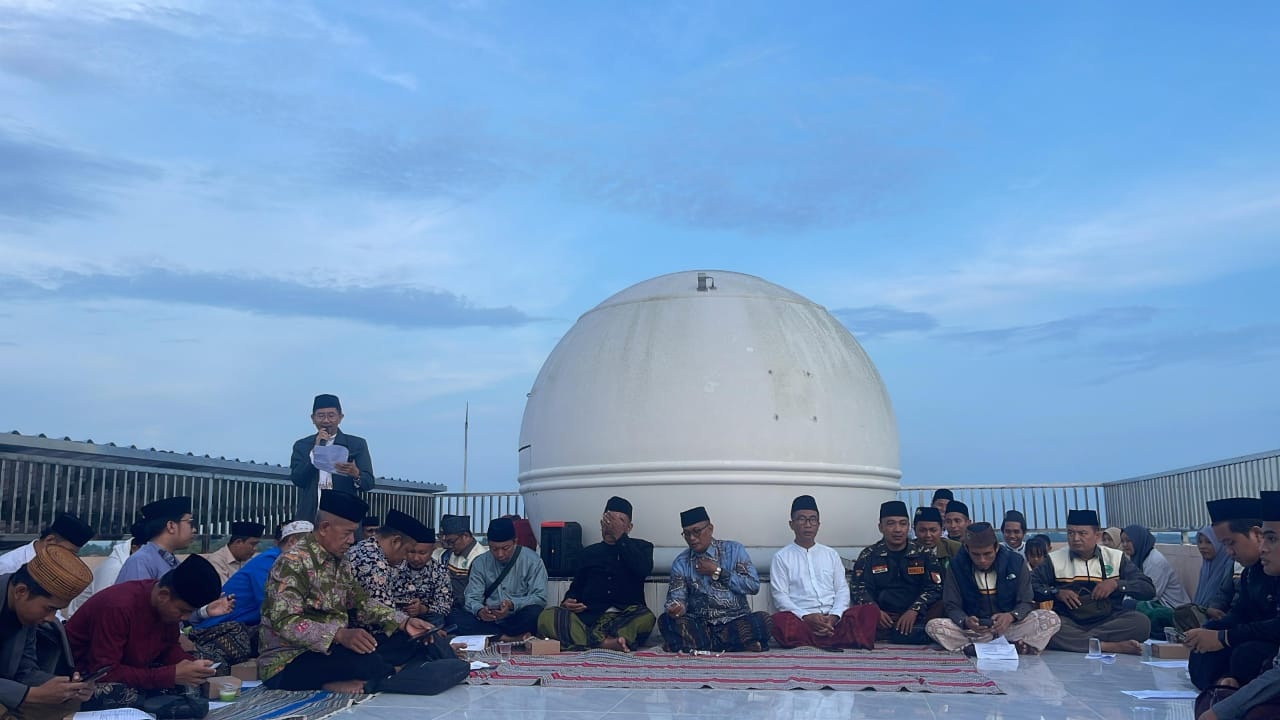 PENENTUAN: Sejumlah ormas, Kemenag Pamekasan, mahasiswa, dan elemen masyarakat lain saat melakukan rukyatulhilal di observatorium Jokotole IAIN Madura lantai 3, Jumat (28/2). (IAIN UNTUK JPRM)