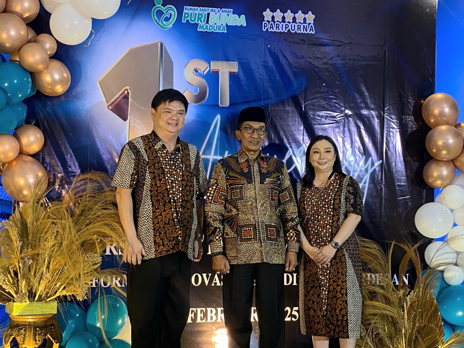 MOMEN SPESIAL: Owner RSIA Puri Bunda Madura dr. Franky Ardhana Kawilarang, Bupati Terpilih Pamekasan KH. Kholilurrahman, dan Direktur RSIA Puri Bunda Madura dr. Anita Setiawati berfoto bersama.