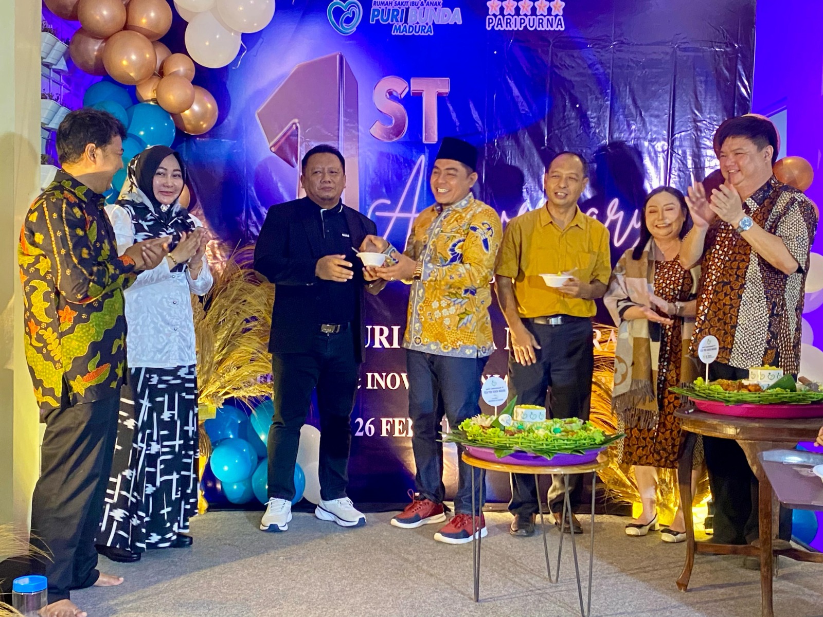 AKRAB: Ketua DPRD Pamekasan Ali Masykur memberikan potongan tumpeng kepada CEO Royal Grup Muhammad Mukit dalam acara Anniversary RSIA Puri Bunda Madura, Rabu (26/2) malam.