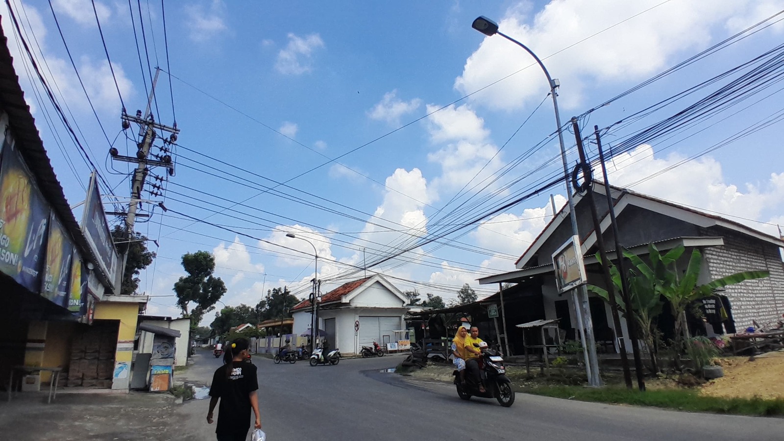 FASILITAS UMUM: Warga melintas di sekitar PJU di Jalan Teja, Pamekasan, Kamis (27/2).