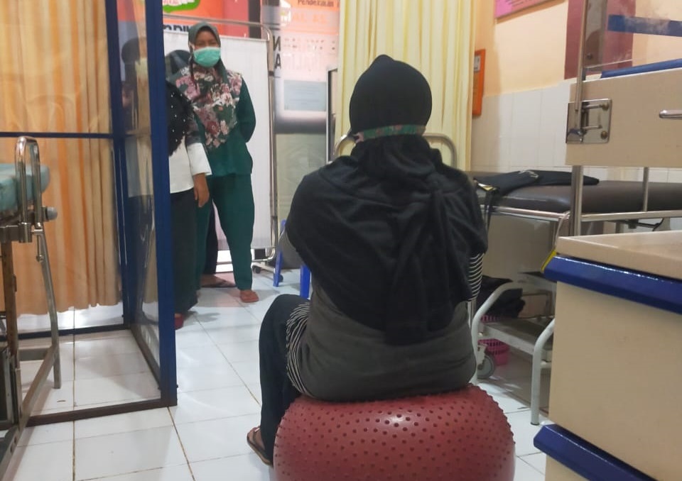 TENANG: Pasien bumil mendapat pelayanan prenatal yoga di Puskesmas Bluto untuk mempercepat pembukaan dan bisa bersalin secara spontan. (PUSKESMAS BLUTO UNTUK JPRM)