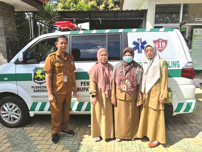SIAP MELAYANI: Kepala Puskesmas Saronggi drg. Nurul Latifa, M.Kes. bersama jajaran lainnya berfoto di dekat mobil pusling. (PUSKESMAS SARONGGI UNTUK JPRM)