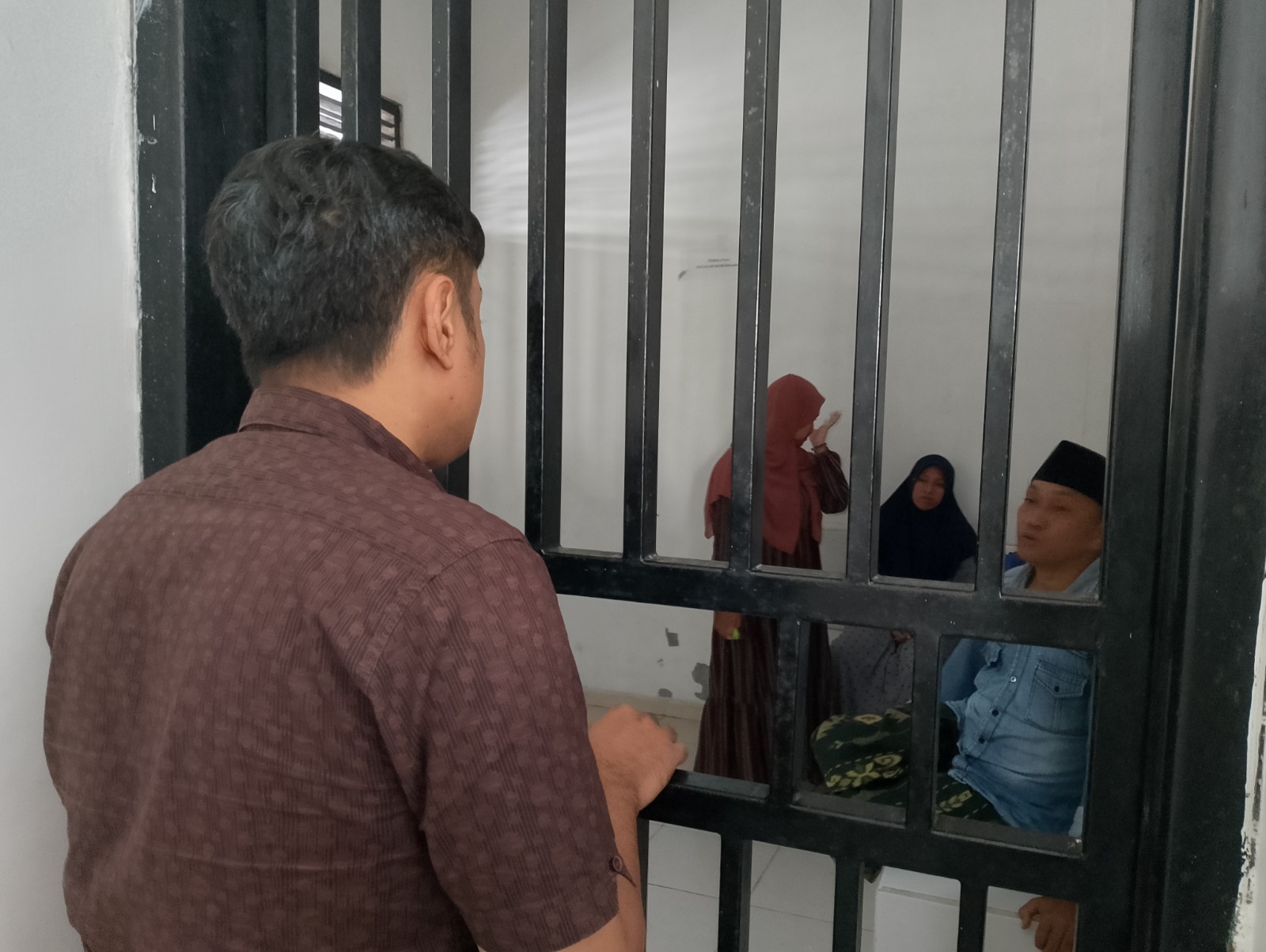 DISEL: Kasi Intel Kejari Sampang Diecky E.K. Andriansyah memantau tiga tersangka di ruang tahanan, Jumat (28/2).