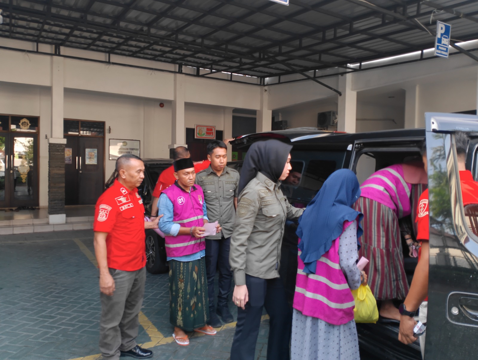 MELANGGAR HUKUM: Tiga Tersangka digiring petugas kejari sebelum berangkat ke Rutan Kelas II-B Sampang, Jumat (28/2). (UBAIDILLAHIR RA&rsquo;IE/JPRM)