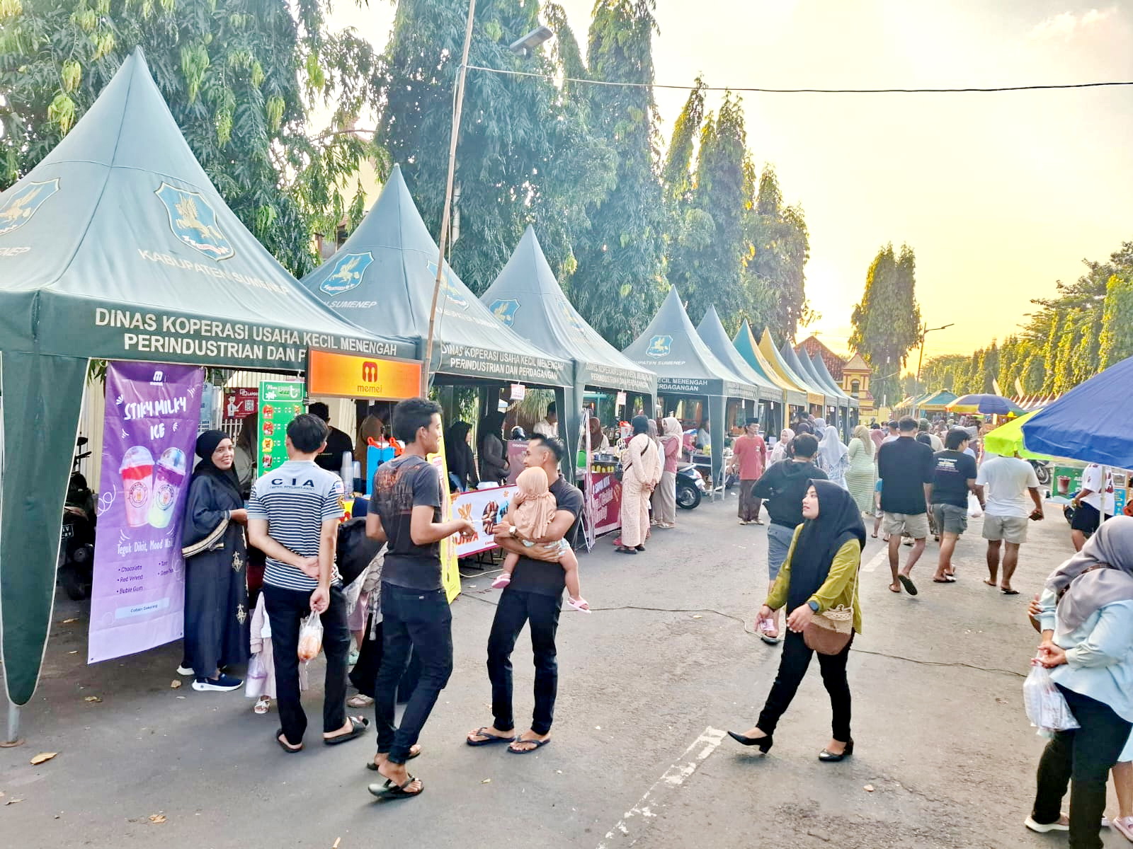 ANTUSIAS: Masyarakat berburu makanan di bazar takjil yang diselenggarakan Pemkab Sumenep dan JPRM di Jalan dr Soetomo, Kelurahan Pajagalan, Kecamatan Kota Sumenep, Sabtu (1/3). (MOH. IQBAL/JPRM)