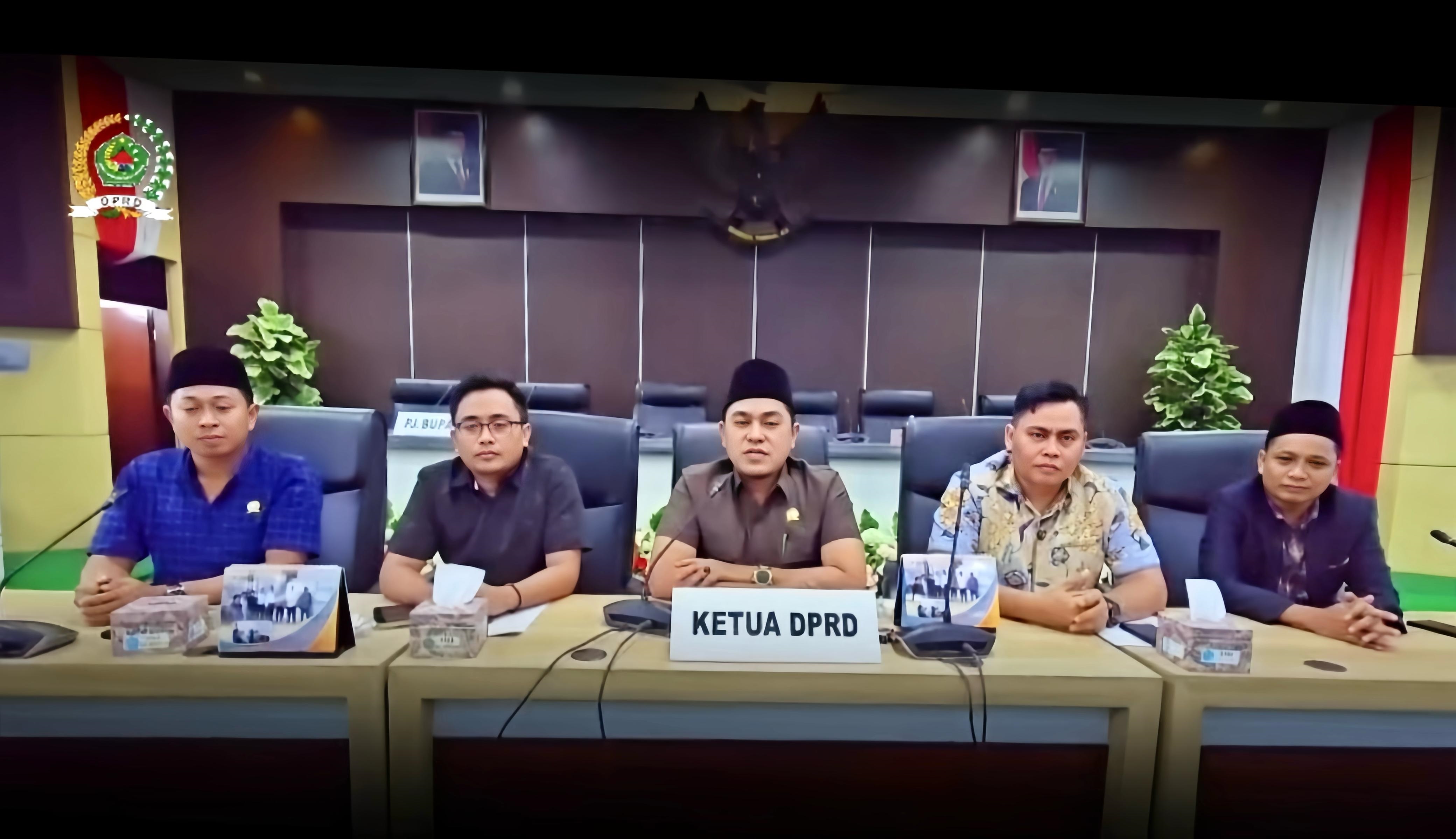 BERI PENJELASAN: Ketua DPRD Pamekasan Ali Masykur didampingi anggota dewan lain mengumumkan layanan UHC di Pamekasan, Kamis (27/2). (DPRD PAMEKASAN UNTUK JPRM)