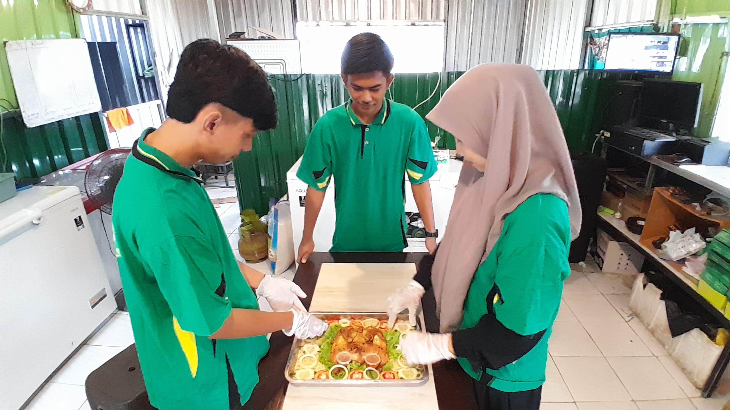 &nbsp;KHAS TIMUR TENGAH: Pegawai Herbal Chicken sedang menata nasi kebuli dengan lauk daging ayam herbal, Kamis (13/2).