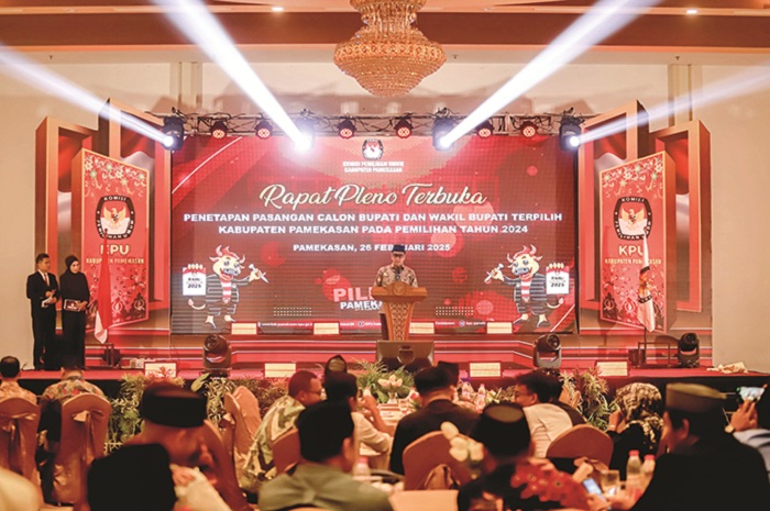 BERI SELAMAT: Pj Bupati Pamekasan Masrukin menyampaikan sambutan dalam sidang pleno KPU Pamekasan di Hotel Odaita, Pamekasan, pada Rabu (26/2) malam. (PROKOPIM PAMEKASAN UNTUK JPRM)
