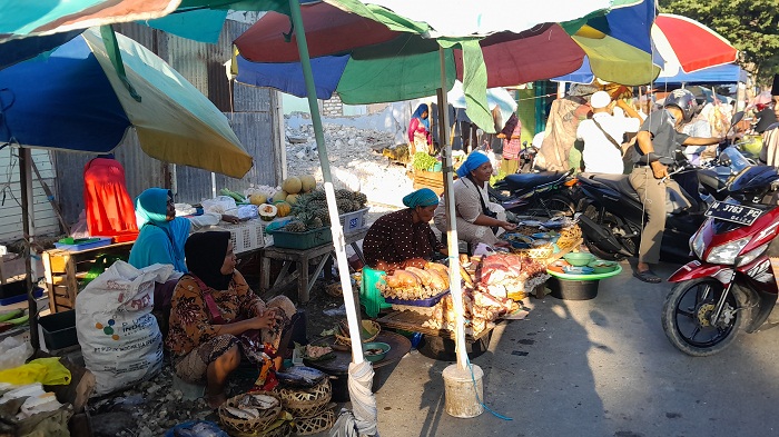 RAMAI: Warga berbelanja untuk persiapan buka puasa di Pasar Sore Pamekasan, Senin (3/3). (KHOLIL RAMLI/JPRM)
