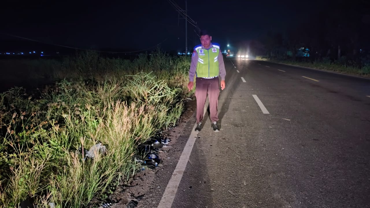RAWAN: Anggota Satlantas Polres Sampang melakukan olah TKP laka lantas di jalan raya Desa Panyepen, Kecamatan Jrengik, Sampang, Minggu (2/3) malam. (HUMAS POLRES UNTUK JPRM)
