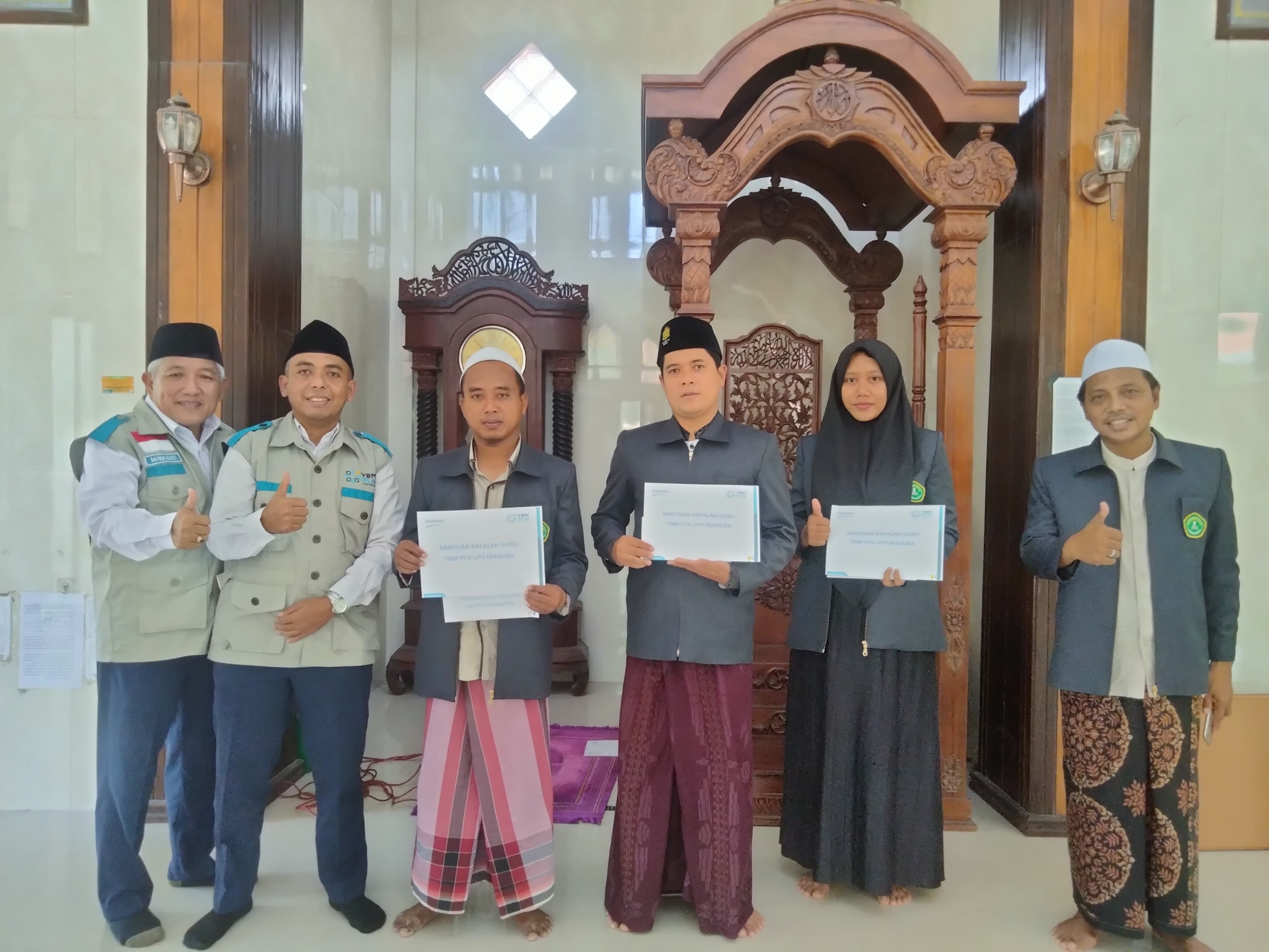 PLN melalui YBM PLN memberikan santunan kepada tiga guru honorer yang mengajar di MTS PP Nasyrul Ulum
