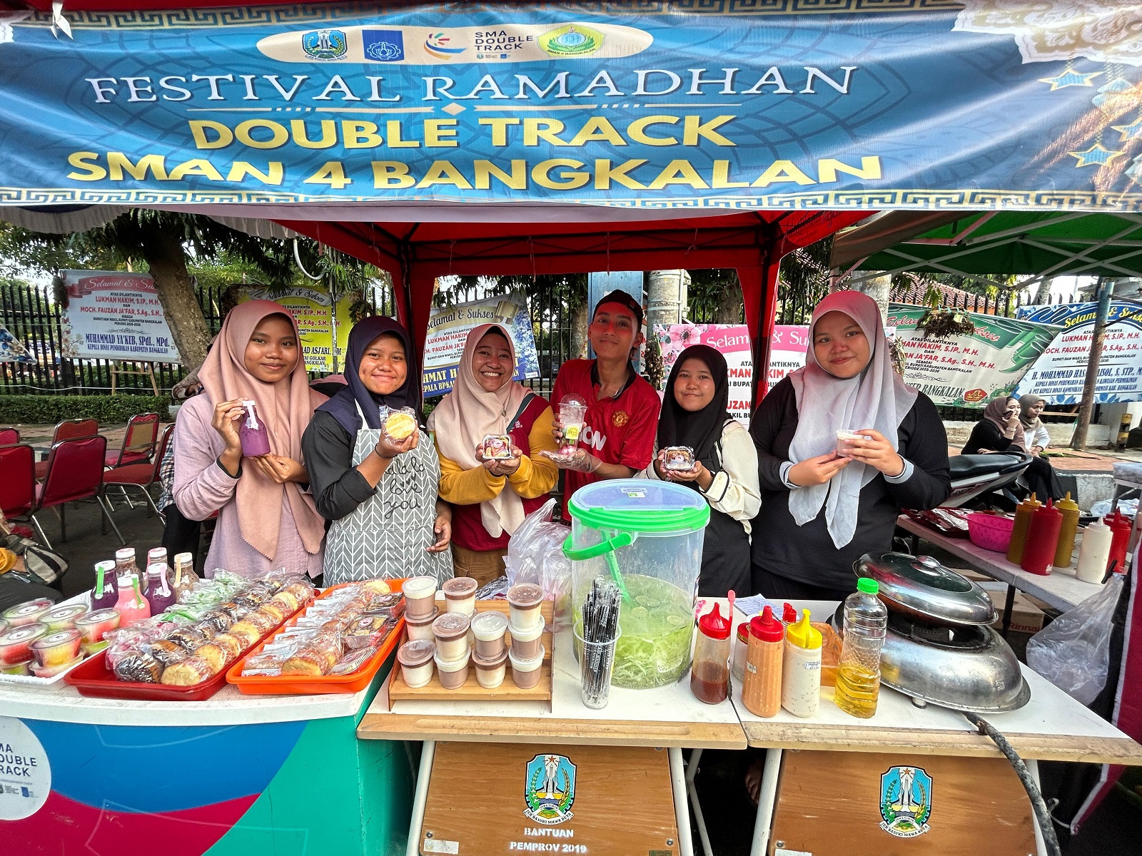 BERVARIASI: Penjual jajanan kekinian memperlihatkan menu andalannya di Bazar Takjil Ramadan Sabtu (1/3). (VIVIN AGUSTIN HARTONO/JPRM)