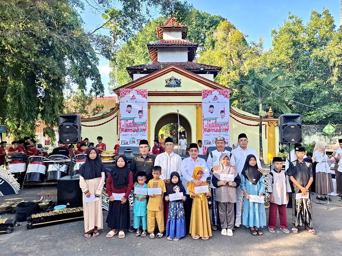 PEDULI: Ketua Baznas Ahmad Rahman, Kepala Disbudporapar Mohamad Iksan, Wabup Imam Hasyim, Sekkab Edy Rasiyadi, Wakabiro JPRM Sumenep Hendra AP berfoto bersama seusai memberikan santunan anak yatim.