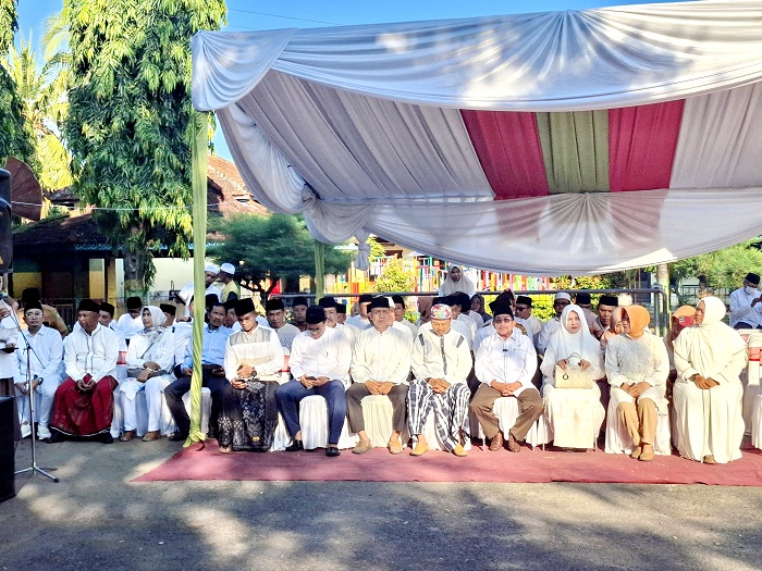 KOMPAK: Wabup Sumenep Imam Hasyim didampingi jajaran forkopimda saat menghadiri acara pembukaan fetival bazar takjil Ramadan di depan Musem Keraton Sumenep.