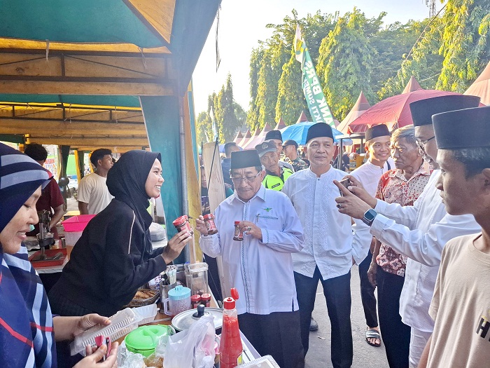 MEMANTAU: Wabup Sumenep Imam Hasyim turun langsung memantau para pedagang di Festival Bazar Takjil Ramadan di Jalan dr Soetomo, Kelurahan Pajagalan, Kecamatan Kota Sumenep.