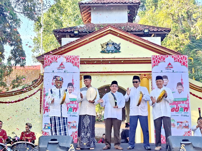 SIMBOLIS: Sekkab Edy Rasiyadi, Wakapolres Kompol Masyhur Ade, Wabup Imam Hasyim, Ketua PA Moh. Jatim, dan Kasdim 0827 Mayor (Cba) Ari Pamungkas saat membuka Festival Bazar Takjil Ramadan,