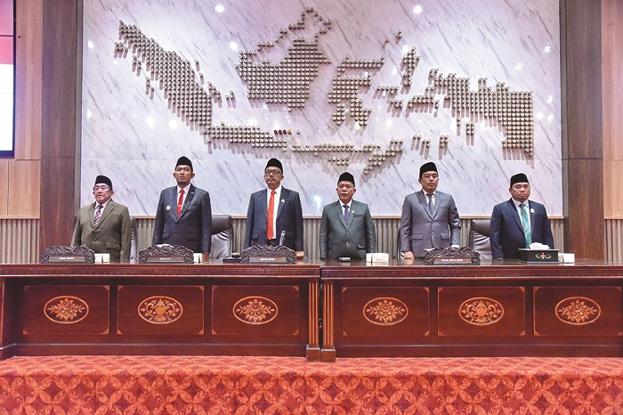 BERSINERGI: Dari kiri, Wabup Imam Hasyim, Bupati Achmad Fauzi Wongsojudo, Ketua DPRD Sumenep Zainal Arifin, Wakil Ketua Dul Siam, Indra Wahyudi, M. Syukri saat rapat paripurna di gedung dewan.