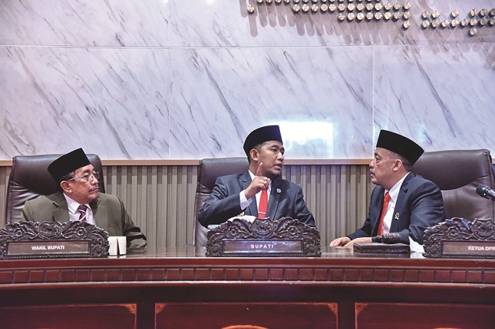 AKRAB: Dari kiri, Wabup Imam Hasyim, Bupati Achmad Fauzi Wongsojudo, dan Ketua DPRD Sumenep Zainal Arifin berbincang dalam rapat paripurna di gedung dewan Senin (3/3). (DPRD UNTUK JPRM)