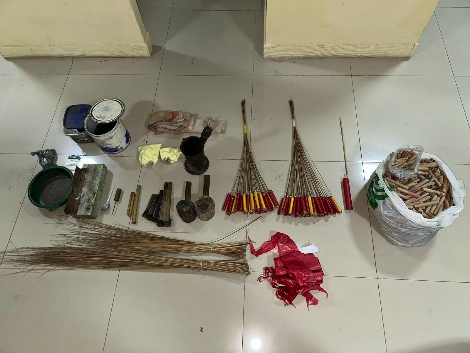DISITA: Barang bukti bahan peledak atau petasan berhasil diamankan anggota Polres Sumenep dari rumah warga di Desa Pakondang, Kecamatan Rubaru, Sumenep, Jumat (28/2). (POLRES SUMENEP)