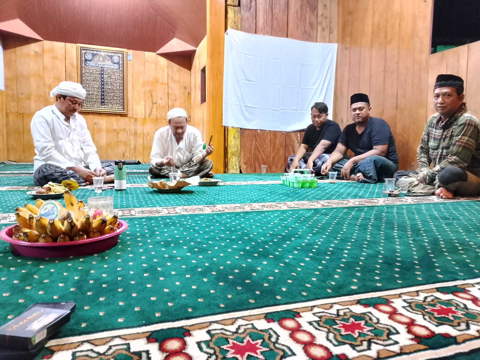 MEMINTA RESTU: Panitia Rumah Kreatif Madura sowan ke kediaman KH. Muhammad Makki Nasir, Selasa (4/3). (RKM UNTUK JPRM)