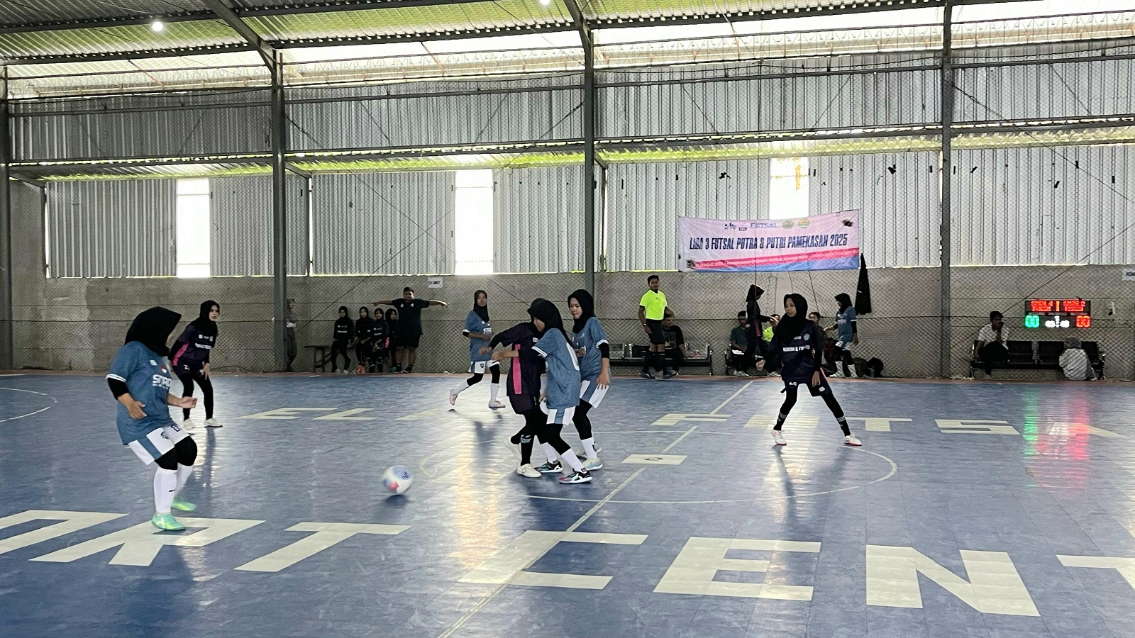 ADU KEMAMPUAN: Pemain futsal perempuan mengikuti Liga 3 Futsal Pamekasan, Minggu (16/2). (DOK JPRM)