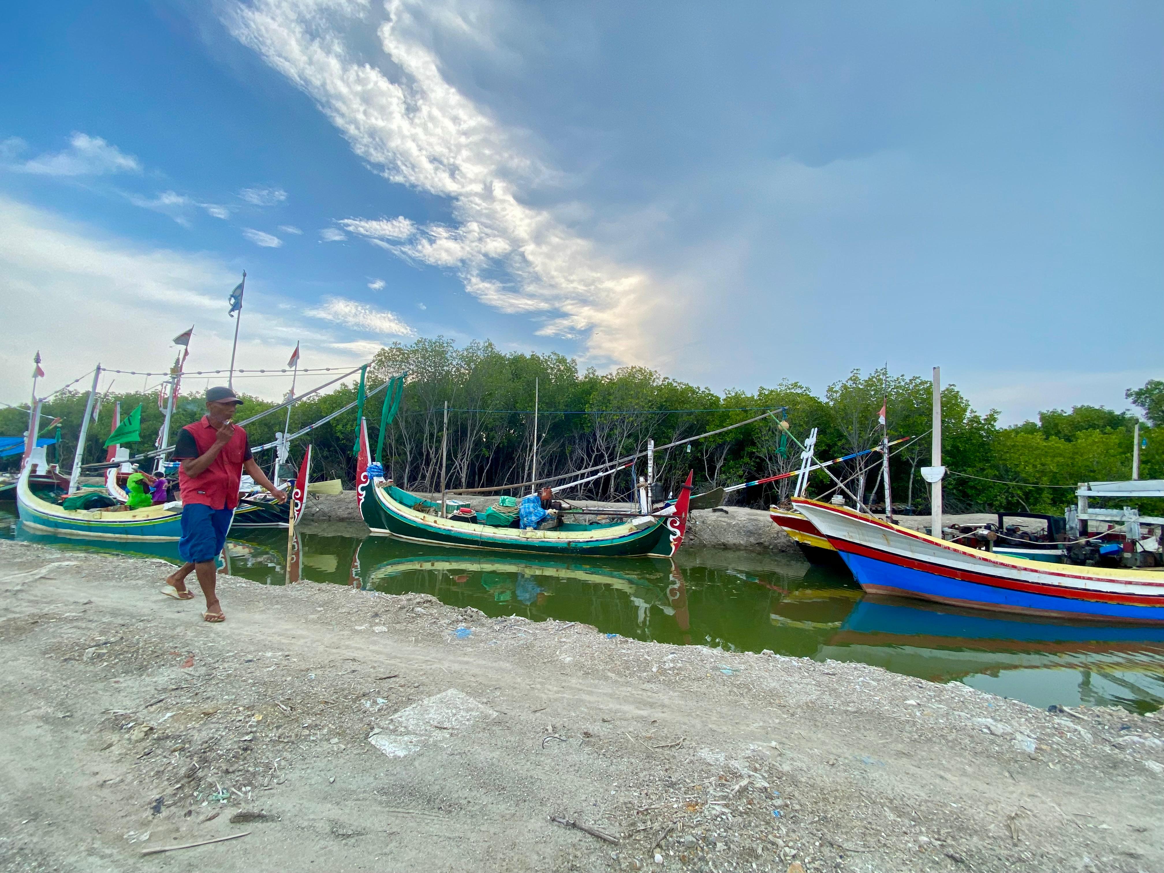 SANTAI: Warga melintas di sekitar sungai di Desa Tanjung, Kecamatan Pademawu, Rabu (19/2). (MOH. IQBAL AFGANI/JPRM)